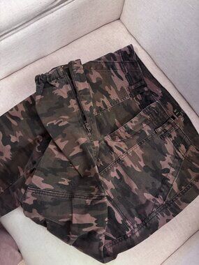 White House Black Market Women’s Camouflage Skinny Jeans in Olive/Brown